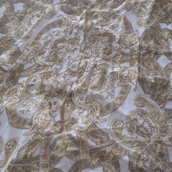 New Versace Medusa Shawl - Picture 4 of 6